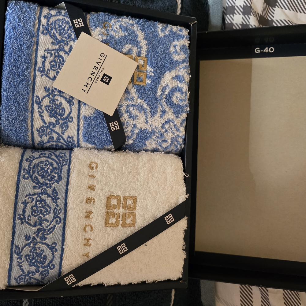 Givenchy Blue and White Wash Cloth Set